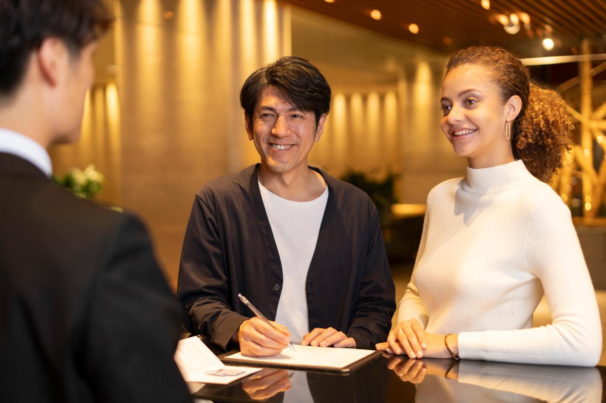 Hotel Associa Shizuoka Exterior foto A hotel receptionist